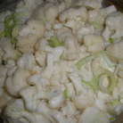 В форму для запекания уложить рыбу, посолить ее и поперчить немного. Затем выложить овощи. Все залить соусом. 