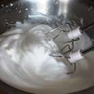 Кокосовая основа: Взбить белки до мягких пиков, постепенно добавляя сахар.