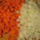 Лук и морковь нарезать кубиками. 
