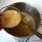 Добавить яйца и соду, перемешать, поставить на водяную баню, варить смесь в течение 7 минут.<br />
