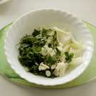 Порезать чеснок, зелень. Лук порезать полукольцами.