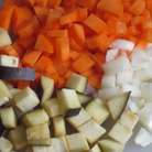 Репчатый лук, морковь и баклажан нарезать мелкими кубиками.