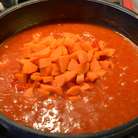 Добавить нарезанные мелким кубиком морковь и красный болгарский перец. Если Вы используете замороженные кукурузу и горошек, то положите их в сковороду в это же время! А если кукуруза и горошек консервированные, то добавить их через 10 минут. Варить все на слабом огне (иногда помешивать). 