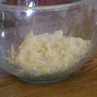 К муке с маслом добавить сметану, перемешать, затем влить 2–3 ст. ложки ледяной воды и вымесить тесто руками.