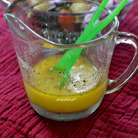 Выжать сок из половинки апельсина и половинки лайма. Смешать все для заправки в емкости. Горчица идет желтая.