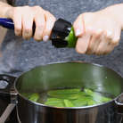Затем добавьте сок лайма, посолите и поперчите по вкусу. Ваш зелёный суп готов — подавайте его с дольками лайма и листьями мяты. Приятного аппетита!