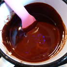 Готовим ганаш. Нам он понадобится для приготовления трюфелей и украшения торта. В сотейник наливаем сливки, доводим их до кипения (но не кипятим!) и убираем с плиты. К сливкам добавляем кусочки шоколада, размешиваем до полного растворения шоколада и получения однородной массы. Добавляем сливочное масло и коньяк (для аромата, можно использовать и др. ароматный крепкий напиток), перемешиваем. Убираем шоколадную массу в холодильник на ночь (на 6-8 часов).