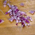 Лук почистить и мелко порубить.