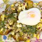 На обжаренный хлеб выложить селедочную начинку, сверху поместить оставшееся яйцо пашот и украсить веточками укропа.