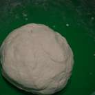 Замесим тесто. В сметану добавляем соль и постепенно вмешиваем муку. Муки может уйти и больше. Тесто получается мягкое, не липнущее к рукам, с ним работать одно удовольствие. И оставляем на время.