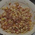 А пока займемся начинкой. Картошку и лук чистим и мелко нарезаем кубиками.  Все смешиваем с фаршем (обычно мясо так же мелко нарезается, но у меня нет времени). Солим перчим по вкусу.