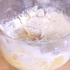 Муку просеять через сито и небольшими порциями ввести в сливочно-сахарную смесь, затем добавить соль и вымешать тесто.