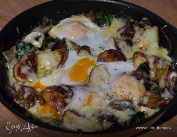 Яйца, запеченные с картофелем, грибами и шпинатом