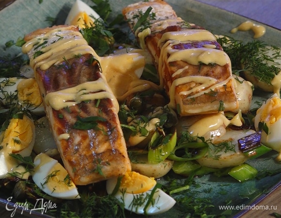 Теплый салат с картофелем, семгой, луком-пореем и каперсами