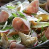 Салат из весенних овощей с ветчиной, перепелиными яйцами и домашним майонезом