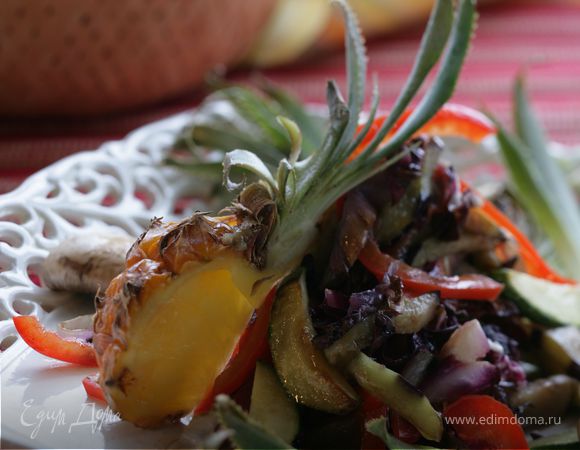 Теплый салат с овощами на ложе из ананаса
