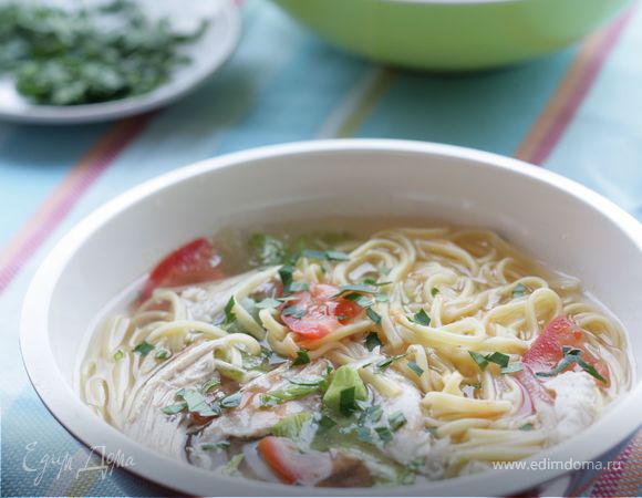 Холодный острый суп с овощами и лапшой