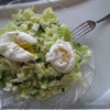 Легкий овощной салат с яйцом пашот