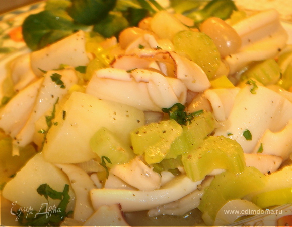 Теплый салат с кальмарами, белой фасолью и сельдереем.