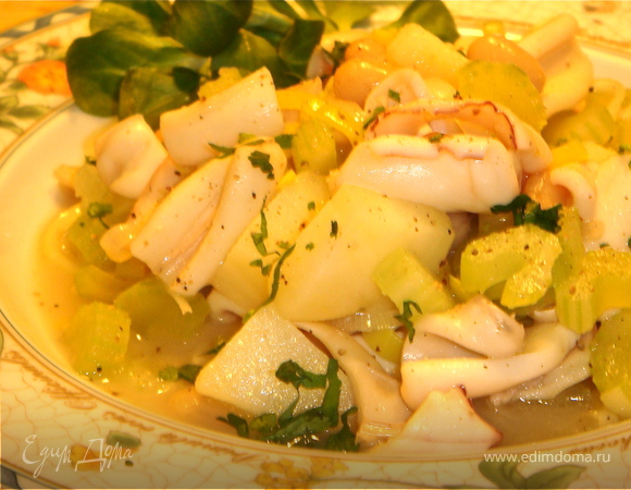 Теплый салат с кальмарами, белой фасолью и сельдереем.