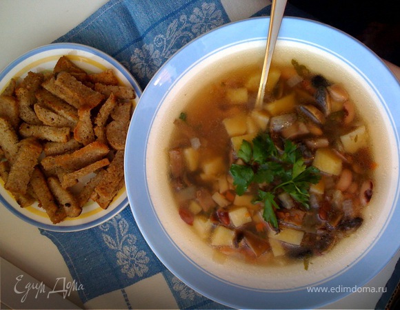 Постный овощной суп с консервированной фасолью