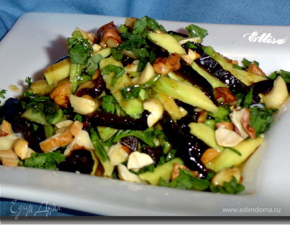Салат с черносливом, авокадо и орехами