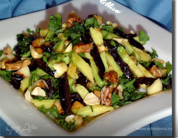 Салат с черносливом, авокадо и орехами