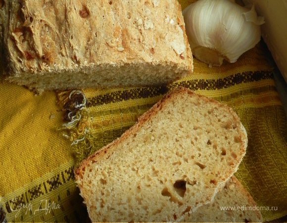 Хлеб ржано-пшеничный с томатом и чесноком