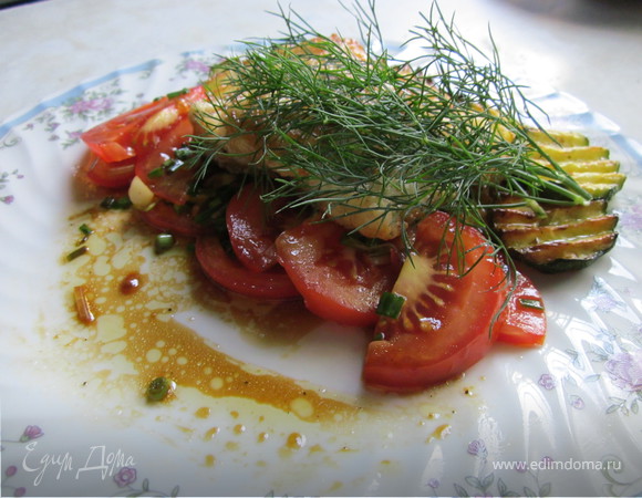 Треска с салатом из томатов в итальянском стиле.