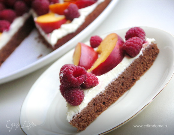 Шоколадный лёгкий торт с малиной и нектаринами.