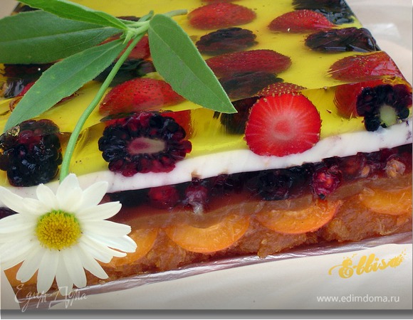 Желейный торт с ягодами и шоколадной крошкой