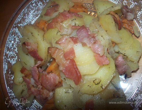 Картофель ломтиками, запеченный с беконом