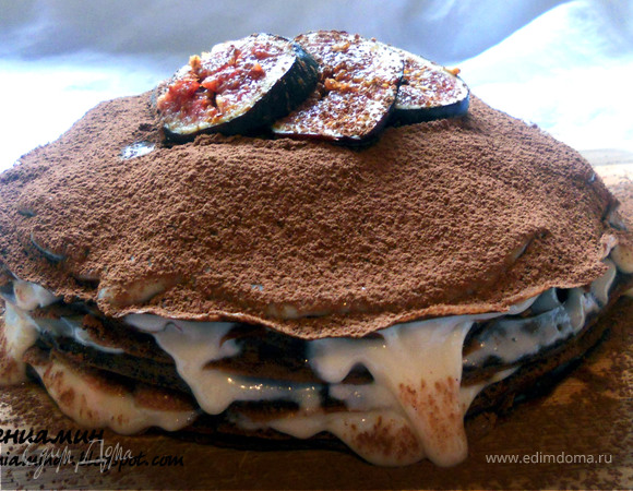 Шоколадный блинный пирог с инжиром и двумя видами крема