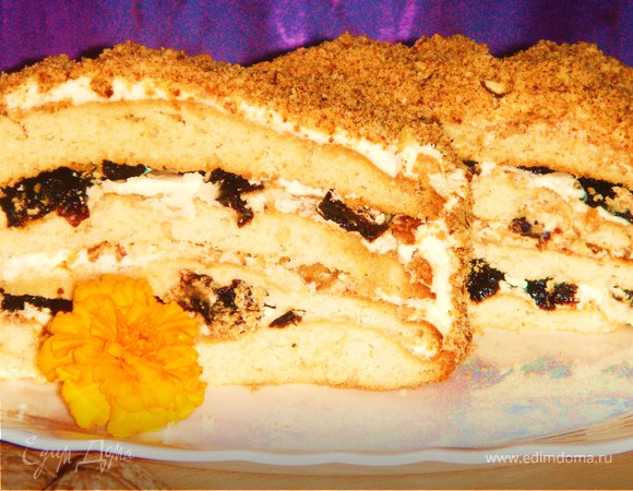 Медовый торт с орехами и черносливом
