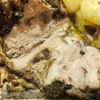 Свиная шейка, запеченная с финиками и цветной капустой в сухарях.