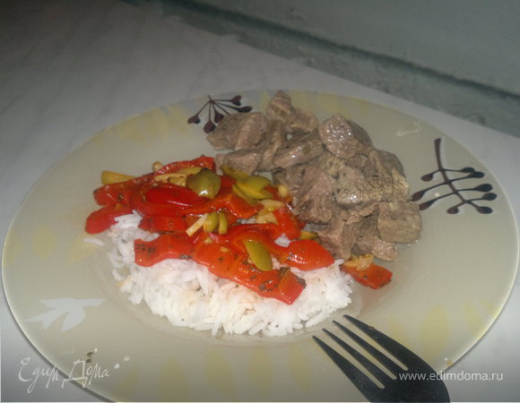 Белый рис с овощным рагу и мраморная говядина в традиционных французских специях.
