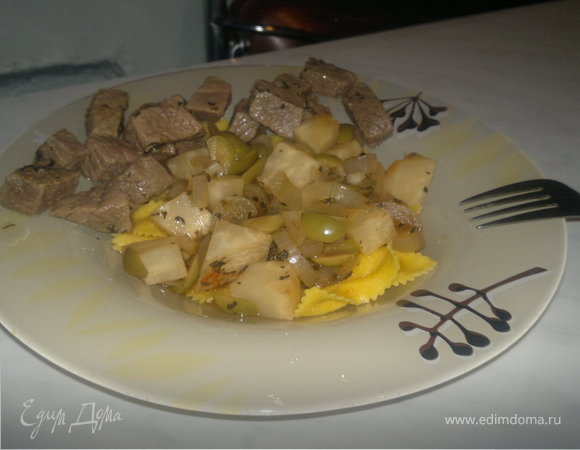 Крестьянская паста с сельдереем ,оливками и луком и тушеная говядина.
