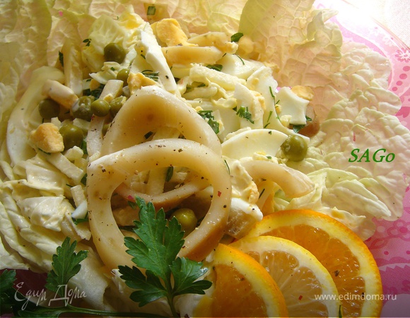 Нежный салат с кальмарами, ананасами и сыром