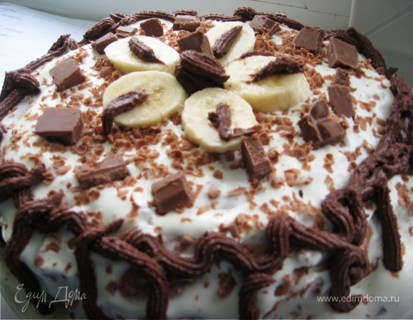Шоколадный торт с бананами и клубничным сиропом