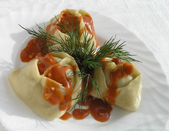 Манты с картофельной начинкой и томатно-чесночным соусом