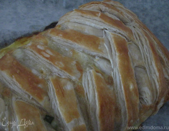 Плетенка из слоеного теста, начиненная сырами и зеленым луком