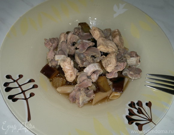 Паста с баклажаном в бальзамическом соусе и мясо птицы с кориандром