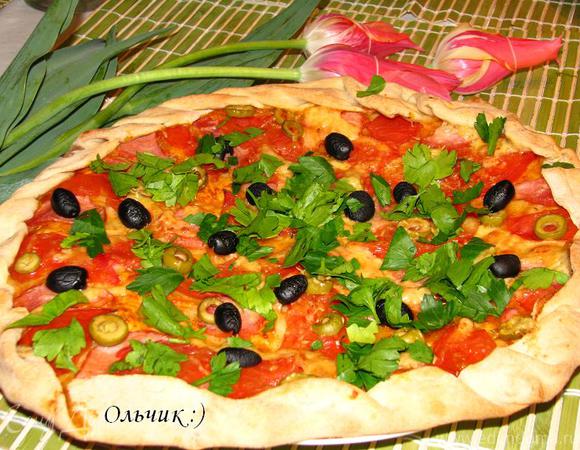 Пицца с ветчиной, козьим сыром и помидорами