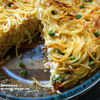 Пирог из спагетти с зеленым горошком и беконом