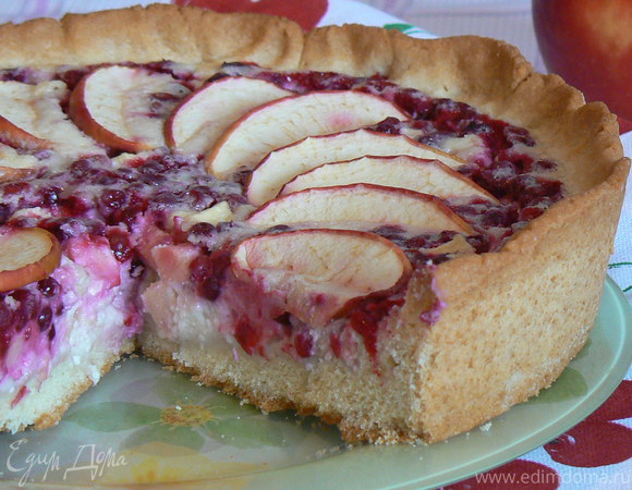 Пирог с брусникой и яблоком