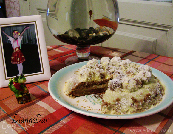 Шоколадный бисквитный торт с заварным кремом и кокосовыми шариками