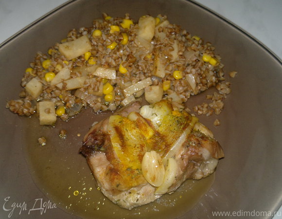 Бедро индейки из духовки и гречка с сельдереем и кукурузой