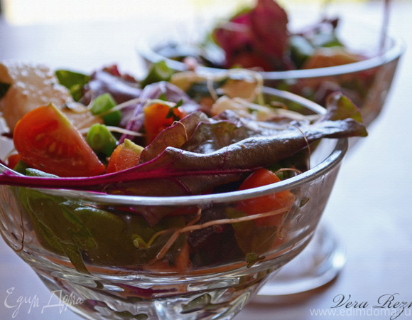 Летний зеленый салат с томатами и моцареллой