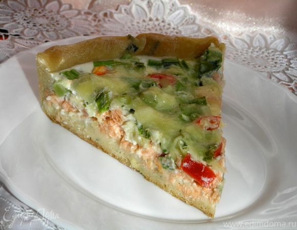 Пирог с лососем, зеленью и овощами