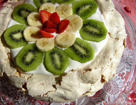 Торт со сливками и фруктами